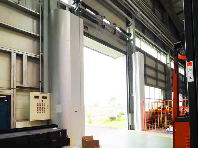 康平工業(yè)級(jí)大門空氣幕應(yīng)用武漢北車組裝車間